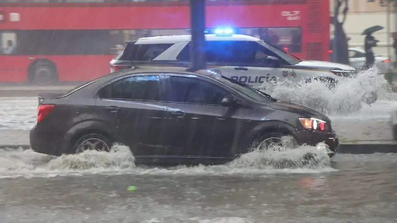 Auto en lluvia